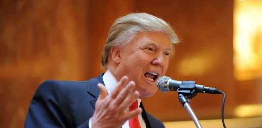 El exmandatario Donald Trump despotricó este martes contra el fiscal especial Jack Smith, a quien llamó "rufián", y el presidente Joe Biden y su "corrupto Departamento de Injusticia", horas antes de comparecer en un tribunal federal de Miami para responder por 37 cargos en su contra.