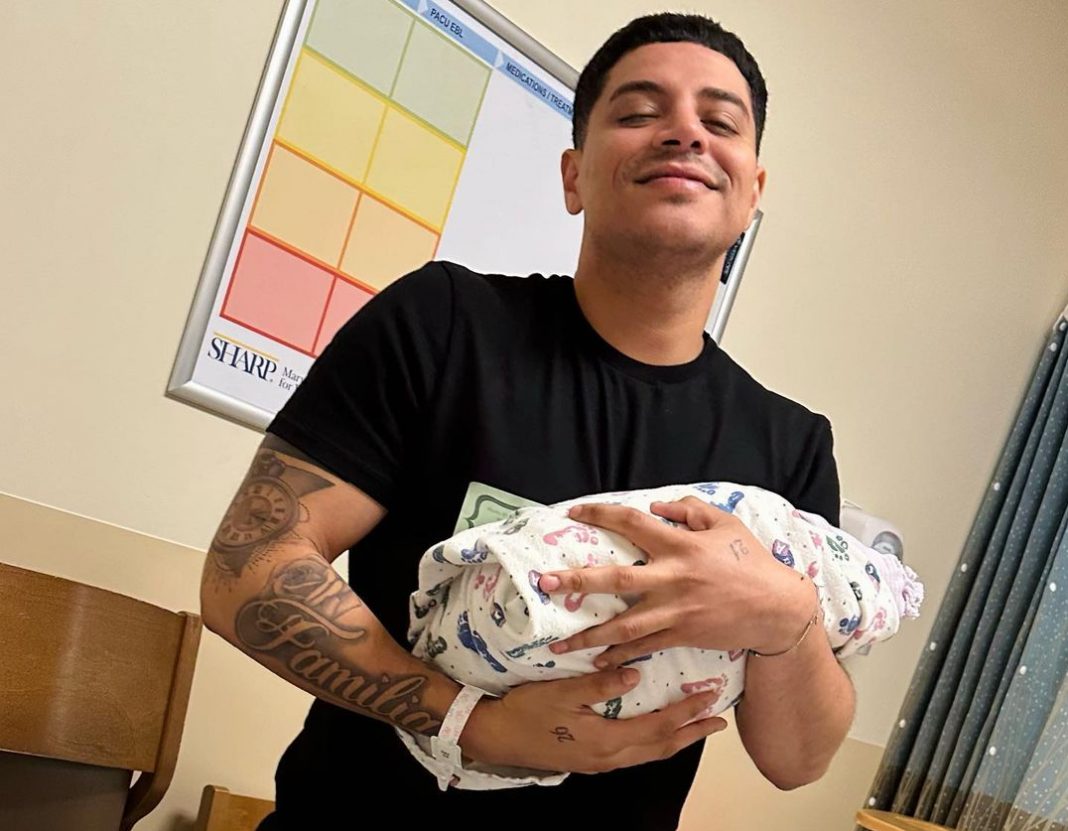 Eduin Caz 4 Una de las fotos que Eduin Caz publicó en las redes sociales por la llegada de su tercer hijo.