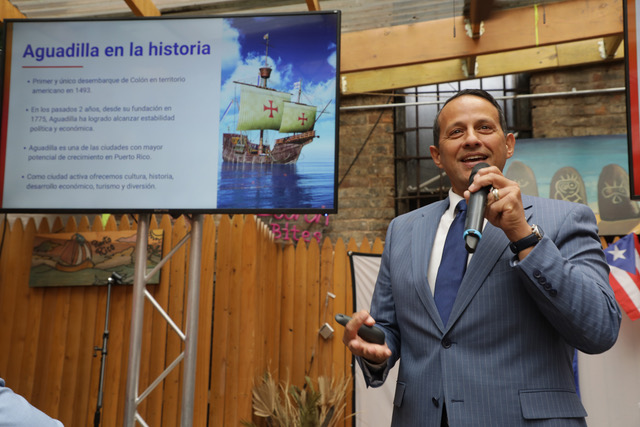 El alcalde Aguadillano Julio Roldán Concepción presentó la campańa publicitaria "Ven a Aguadilla, traete tu silla" y el futuro turístico en las facilidades de la Fonda Boricua del Barrio Puertorriqueño de NYC.