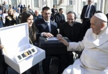 Lanzado con éxito un satélite vaticano equipado con nanotecnología y una oración del Papa El Vaticano ha lanzado con éxito un satélite equipado con un nano-libro
