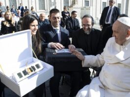 Lanzado con éxito un satélite vaticano equipado con nanotecnología y una oración del Papa El Vaticano ha lanzado con éxito un satélite equipado con un nano-libro
