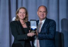 El presidente de MSCI Inc, Henry A. Fernandez, entrega hoy la medalla del Foreign Policy Association 2023 a Nadia Calviño