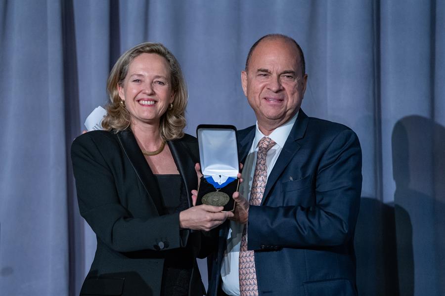El presidente de MSCI Inc, Henry A. Fernandez, entrega hoy la medalla del Foreign Policy Association 2023 a Nadia Calviño El presidente de MSCI Inc, Henry A. Fernandez, entrega hoy la medalla del Foreign Policy Association 2023 a Nadia Calviño