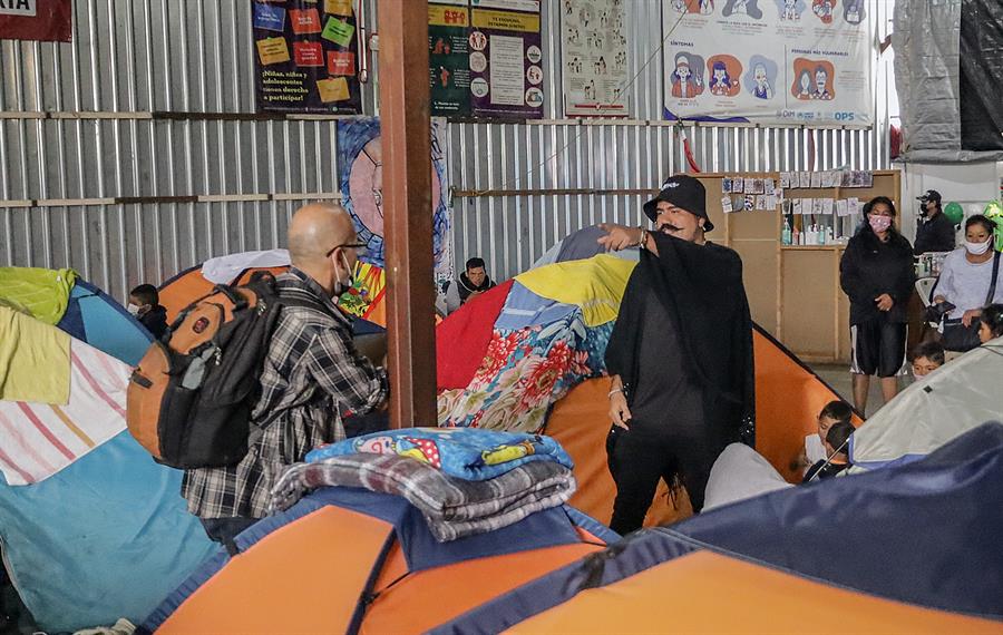 El rapero mexicano Yescka (c), visita el albergue Juventud 2000 (2)
