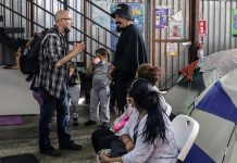 El rapero mexicano Yescka (c), visita el albergue Juventud 2000 (3)