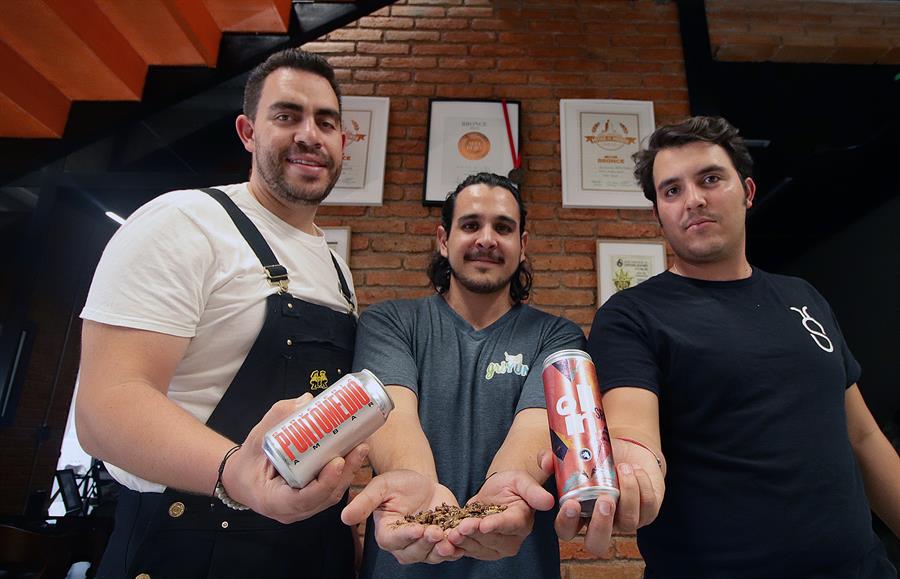 El socio fundador de cervecer&iacute;a Punto Medio, Alejandro Rivera (i), el cofundador de Griyum, Alejandro Bruna (c), y el CEO de Santena, Patricio Guti&eacute;rrez