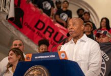 Nueva York aprueba un salario mínimo para repartidores de comida de 17,96 dólares la hora Eric Adams.