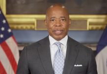 Nueva York insiste en su acogida a la comunidad LGTBI y carga contra políticos homófobos El alcalde de Nueva York, Eric Adams, lanzó este jueves un mensaje condenando la expansión del movimiento antiLGTBI en el país, propagado por políticos republicanos como el gobernador de Florida Ron De Santis, e invitó a los miembros de esta comunidad a trasladarse a Nueva York.