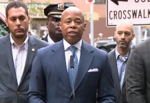 Nueva York promete más control a tiendas de bicicletas tras incendio que mató a 4 personas El alcalde de Nueva York, Eric Adams, prometió este miércoles realizar un mayor control y seguimiento de las tiendas de venta de bicicletas y ciclomotores eléctricos, un día después de la muerte de cuatro personas en un incendio provocado por una batería de litio en un negocio de venta y reparación de estos aparatos.