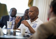 Alcalde de Nueva York envió 28 familias de migrantes a Florida y 14 a Texas El alcalde de Nueva York, Eric Adams, que lleva meses criticando a los gobernadores de Texas y Florida por enviar miles de migrantes a Nueva York, envió entre abril de 2022 y abril de este año a al menos 28 familias de migrantes a Florida y otras 14 a Texas, según la publicación estadounidense Politico.