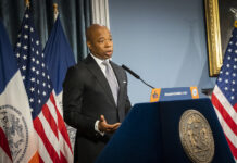 Nueva York abrirá otros dos centros de emergencia para inmigrantes que siguen llegando La ciudad de Nueva York abrirá otros dos Centros de Ayuda y Respuesta a Emergencias Humanitarias con un total de 516 habitaciones que podrán acoger a más de 800 inmigrantes debido a que el flujo no ha parado desde el año pasado, informó este lunes el alcalde Eric Adams. Foto Caroline Rubinstein-WillisMayoral Photography Office