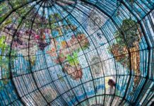 Un globo terrestre hueco construido a base de residuos como botellas, vasos y bolsas denuncia desde este lunes en Nueva York lo que la artista israelí Beverly Barkat considera una "pandemia del plástico".