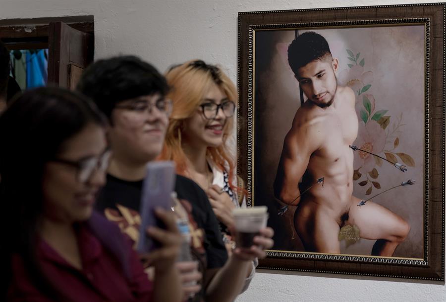 Asistentes observan la exposici&oacute;n &ldquo;Detr&aacute;s del arco&iacute;ris&rdquo;, el 1 de junio de 2023, en el Centro Cultural Barrio Antiguo, en Monterrey (M&eacute;xico).