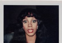 Salen a la venta fotos, pinturas y ropa de la reina de la música disco Donna Summer La cantante Donna Summer se erigió en reina de la música disco en la década de los setenta, una revolución en la que jugaron un importante papel su amor por la moda, que floreció a partir de su estancia de juventud en Alemania, y su afición a la pintura, a la que recurrió como vía de escape.