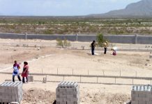 EE.UU. sanciona a una red mexicana acusada de ayudar a migrantes a cruzar la frontera Estados Unidos sancionó este viernes a una red criminal de México acusada de cobrar a los migrantes entre 10.000 y 70.000 dólares para ayudarles a cruzar de manera irregular la frontera y entrar en territorio estadounidense.