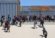 Las nuevas políticas instauradas por el Gobierno de Joe Biden en la frontera sur de Estados Unidos han reducido el número de arrestos y forzado a ciertos de migrantes a esperar en el lado mexicano, creando un "cuello de botella" que, a ojos de expertos, no es sostenible.