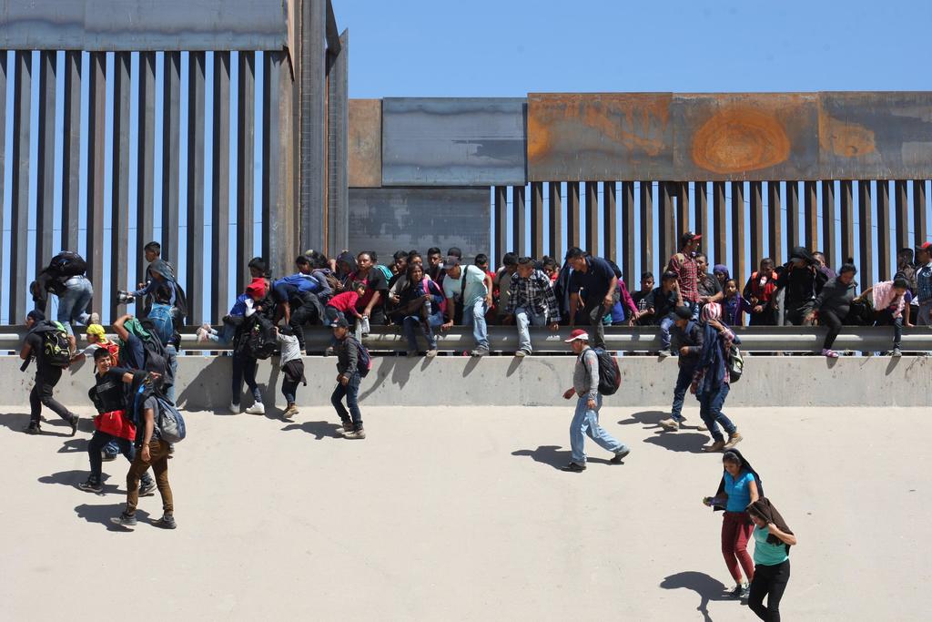 Frontera mexicana Un tribunal de apelaciones negó este lunes la petición del Gobierno de Joe Biden de mantener en vigor una norma que permite liberar de manera rápida a los migrantes que son arrestados por cruzar irregularmente la frontera sur y que había derogado un juez de Florida.
