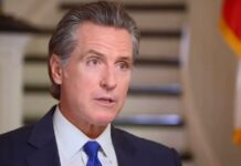 El gobernador de California, Gavin Newsom, arremetió este miércoles de nuevo contra su homólogo de Florida, Ron DeSantis, por el envío desde Texas a la capital californiana de dos vuelos con una treintena de migrantes colombianos y venezolanos como parte de un programa de reubicación.