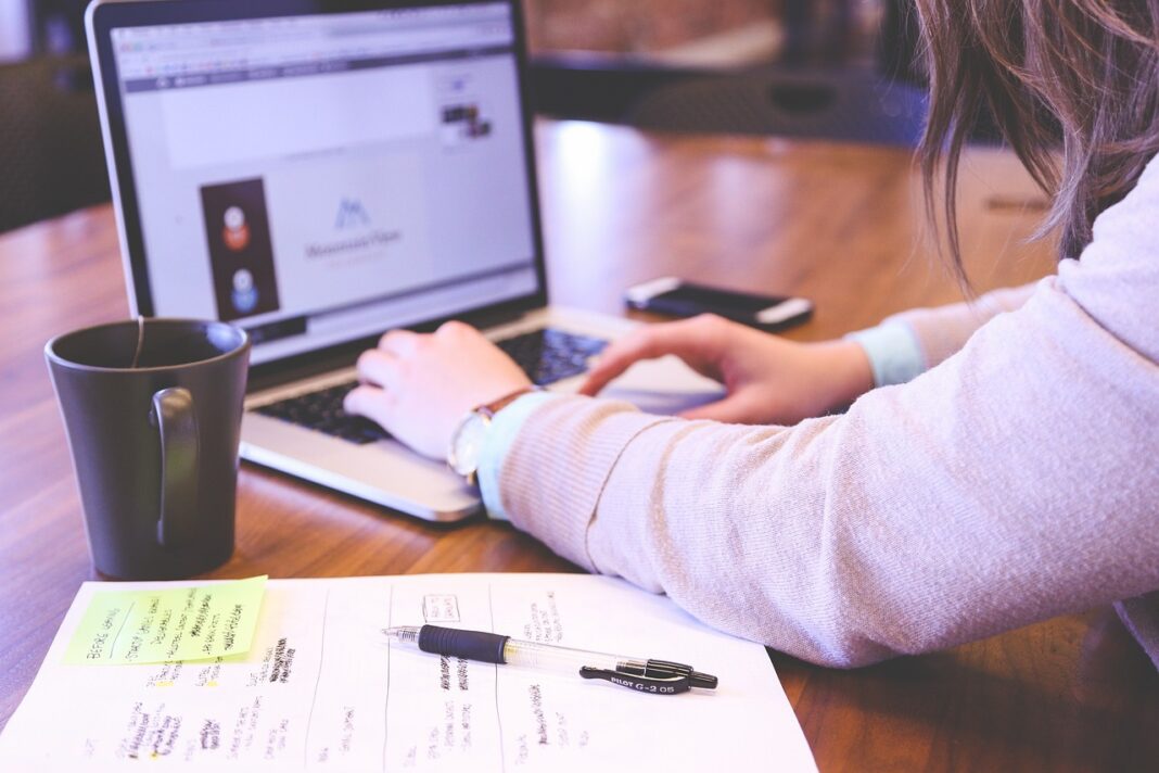 Gentet trabajando Ser la cabeza de una empresa conlleva una responsabilidad muy grande, pues estar a cargo del éxito también significa liderar el bienestar de los colaboradores. Por ese motivo, todo líder debe aprender a identificar los cambios organizativos que necesita implementar para crear una empresa sólida. La consultora estratégica global McKinsey comparte algunos.