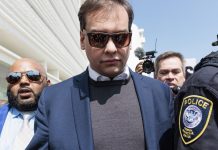 Congresista Santos, acusado de fraude y lavado de dinero, comparece en Nueva York El controvertido congresista republicano George Santos compareció este viernes ante un juez federal de Nueva York en su primera audiencia para la preparación del juicio, en el que deberá responder por supuesto fraude, lavado de dinero, robo de fondos públicos y falso testimonio.