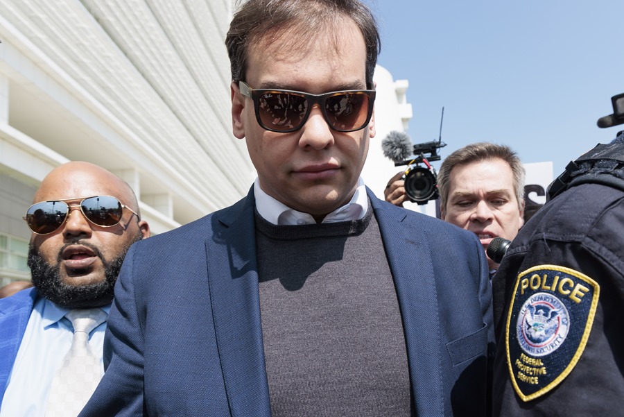 Acusación y arresto del congresista George Santos El controvertido congresista republicano George Santos compareció este viernes ante un juez federal de Nueva York en su primera audiencia para la preparación del juicio, en el que deberá responder por supuesto fraude, lavado de dinero, robo de fondos públicos y falso testimonio.