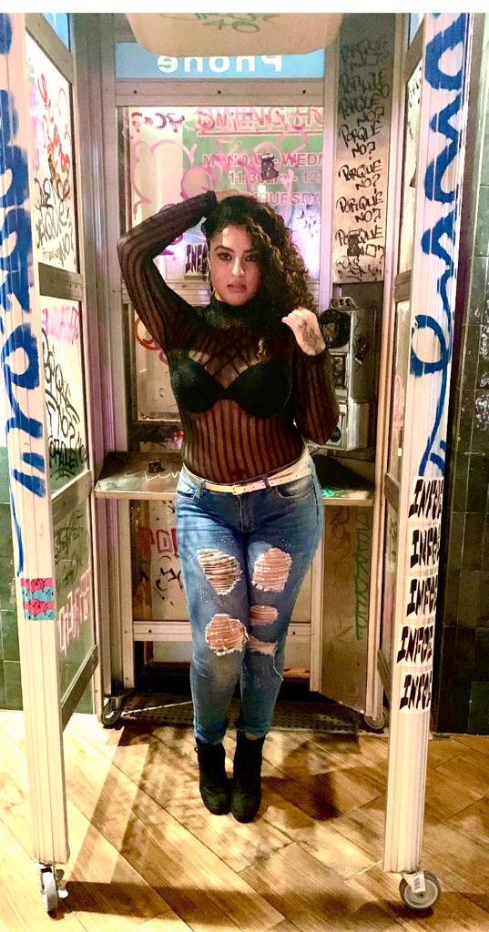 Gitana es modelo curvy y embajadora del Movimiento Curvy, promoviendo mensajes positivos de autoestima.