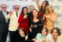 La cantante Gloria Estefan se convirtió anoche en la primera mujer latina en ingresar en el Salón de la Fama de los Compositores de EE.UU., en un acto en Nueva York donde afirmó que la música fue su refugio cuando su familia dejó Cuba para iniciar una nueva vida en otro país y con un nuevo idioma.