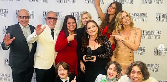La cantante Gloria Estefan se convirtió anoche en la primera mujer latina en ingresar en el Salón de la Fama de los Compositores de EE.UU., en un acto en Nueva York donde afirmó que la música fue su refugio cuando su familia dejó Cuba para iniciar una nueva vida en otro país y con un nuevo idioma.