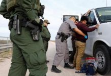 Efectivos de Florida pararon a más de 10.000 indocumentados en la frontera sur de Texas Las fuerzas del orden público y de la Guardia Nacional de Florida enviadas a Texas desde mayo pasado por el gobernador Ron DeSantis han intervenido en el control de más de 10.000 indocumentados en la frontera sur con México, informaron este martes fuentes oficiales.