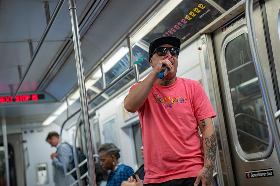  El artista callejero Leonidas canta dentro del metro de la l&iacute;nea 4 con direcci&oacute;n al Bronx.