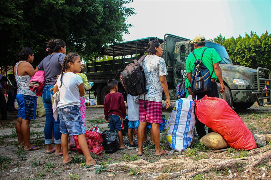 Integrantes del Ejercito Mexicano, trasladan a personas desplazadas por el narcotráfico hoy, al municipio mexicano de Frontera Comalapa (1)