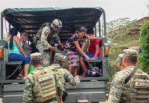 Integrantes del Ejercito Mexicano, trasladan a personas desplazadas por el narcotráfico hoy, al municipio mexicano de Frontera Comalapa (3)