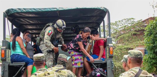 Integrantes del Ejercito Mexicano, trasladan a personas desplazadas por el narcotráfico hoy, al municipio mexicano de Frontera Comalapa (3)