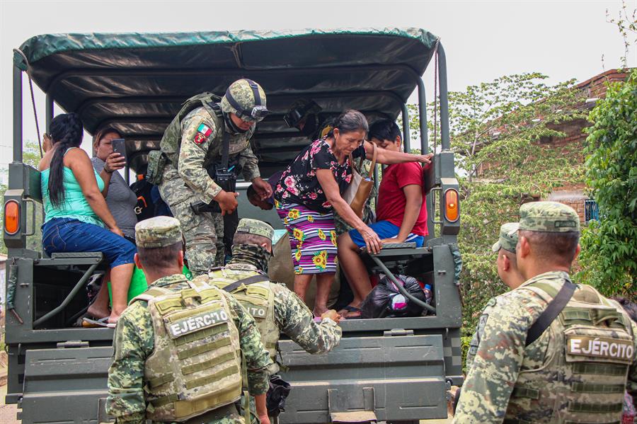 Integrantes del Ejercito Mexicano, trasladan a personas desplazadas por el narcotráfico hoy, al municipio mexicano de Frontera Comalapa (3) Integrantes del Ejercito Mexicano, trasladan a personas desplazadas por el narcotráfico hoy, al municipio mexicano de Frontera Comalapa (3)