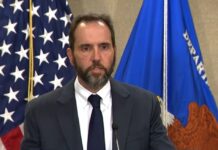 El fiscal especial Jack Smith dijo este viernes que la ley se aplica para todo el mundo y que buscará un juicio rápido, tras conocerse el escrito de imputación al expresidente Donald Trump por llevarse documentos clasificados de la Casa Blanca.