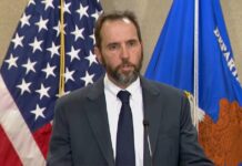 Jack Smith, el exfiscal de La Haya responsable de la nueva imputación de Trump Detrás de la imputación del expresidente Donald Trump por los papeles clasificados hallados en su mansión de Mar-a-Lago hay un hombre clave, Jack Smith, que antes de ser designado como fiscal especial para investigarlo ejercía como fiscal de La Haya para crímenes de guerra en Kosovo.