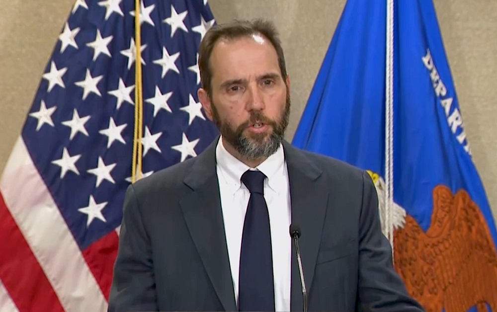 Jack Smith 2 Detrás de la imputación del expresidente Donald Trump por los papeles clasificados hallados en su mansión de Mar-a-Lago hay un hombre clave, Jack Smith, que antes de ser designado como fiscal especial para investigarlo ejercía como fiscal de La Haya para crímenes de guerra en Kosovo.