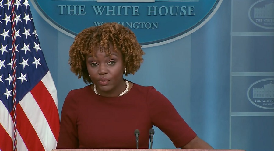 Karine-Jean Pierre rueda de prensa La Casa Blanca rechazó este lunes el transporte de más de una docena de migrantes a California en un vuelo privado y aseguró que ha ofrecido su ayuda a las autoridades del estado que investigan quién coordinó el traslado.
