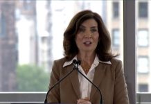 El humo de los incendios de Canadá podría volver a los cielos de Nueva York La gobernadora de Nueva York, Kathy Hochul, advirtió de que el humo de los centenares de incendios declarados en el vecino Canadá podría extenderse mañana, miércoles, por el estado y llegar, de nuevo hasta la Gran Manzana, que a principios de mes resultó cubierta por una espesa bruma por esa causa.