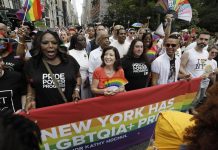 Nueva York declarada refugio para los jóvenes trans durante su marcha del Orgullo Kathy Hochul