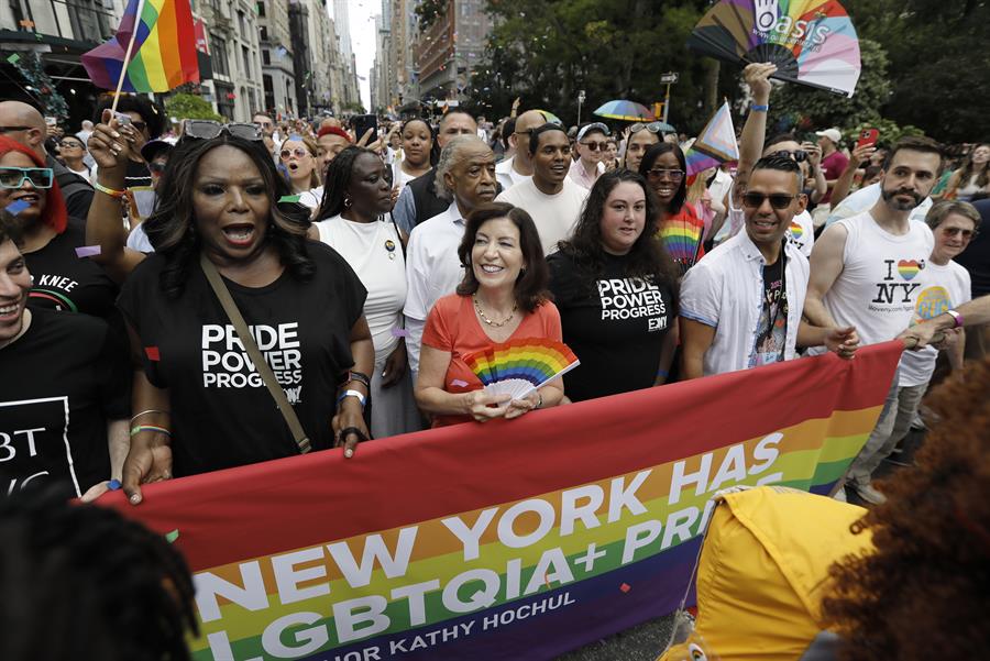 Kathy Hochul en el desfile del Orgullo LGBTQ Kathy Hochul