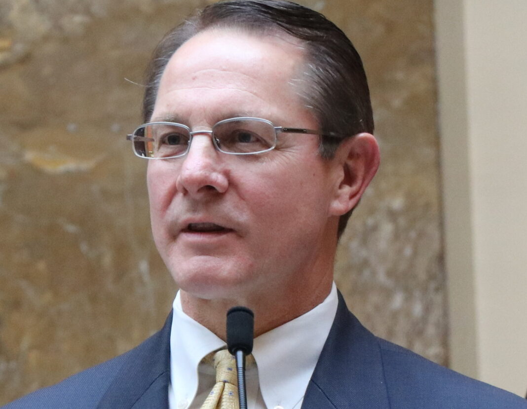 Kenneth Ivory. Foto Wikipedia Varias escuelas de un distrito escolar de Utah, han vetado la Biblia después de que el padre de un alumno la denunciara como