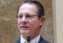 Vetan la Biblia en varias escuelas de Utah por su contenido "pornográfico" Varias escuelas de un distrito escolar de Utah, han vetado la Biblia después de que el padre de un alumno la denunciara como "pornográfica" por su contenido sexual y violento.
