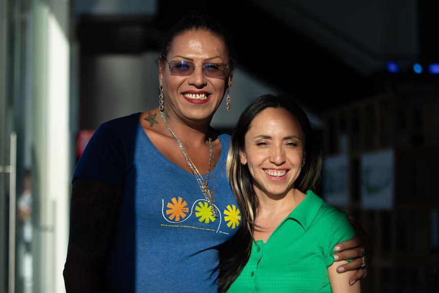 La activista y defensora de derechos humanos Kenya Cuevas y la directora de cine Gisela Delgadillo posan durante una entrevista.