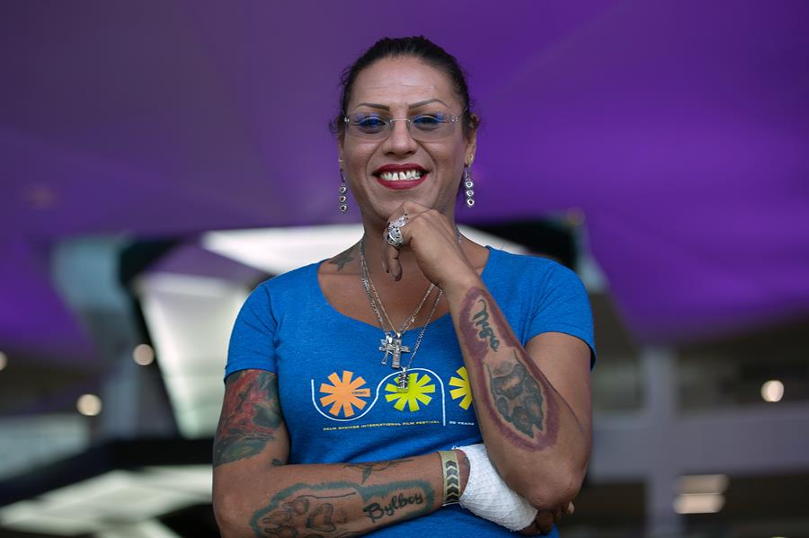 Kenya Cuevas Los transfeminicidios son el eslabón más violento de una cadena de exclusión que viven las mujeres trans desde las instituciones en México, advirtió la defensora de derechos humanos Kenya Cuevas, quien protagoniza un nuevo documental sobre su vida y activismo.