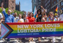 Nueva York arranca su Mes del Orgullo entre polémicas nuevas leyes contra colectivo LGBTQ+ Nueva York, cuna del movimiento por los derechos LGBTQ+, comenzó hoy la celebración del Mes del Orgullo, enmarcado este año en polémicas leyes aprobadas en EE.UU. que afectan sobre todo a los jóvenes trans. Foto Governor Kathy Hochul