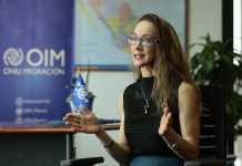 Flujo de migrantes por México crece pese a caída inicial tras fin del Título 42, dice OIM La jefa de misión de la Organización Internacional para las Migraciones (OIM) en México, Dana Graber,