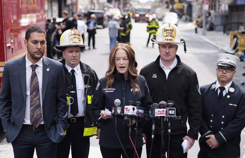 La comisionada de bomberos de la ciudad de Nueva York, Laura Kavanagh (C), se encuentra con funcionarios del departamento de bomberos durante una conferencia de prensa en el lugar de un incendio en una tienda de e-bikes que mató a cuatro personas en el edificio de apartamentos de arriba en el barrio de Chinatown de Nueva York. Las baterías de iones de litio se han convertido en la principal causa de muertes por incendio este año en la ciudad de Nueva York.