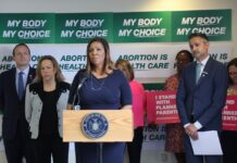 Nueva York denuncia a un grupo antiabortista por bloquear clínicas y amenazar a pacientes La fiscal general de Nueva York, Letitia James, ha presentado una denuncia este jueves contra el grupo antiabortista Red Rose Rescue por "invadir clínicas de salud reproductiva, amenazar al personal y a los médicos y aterrorizar a los pacientes". Foto NY AG James