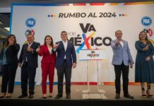 Los dirigentes de los partidos políticos Revolución Democrática Jesús Zambrano (2-i), Revolucionario Institucional Alejandro Moreno (3-d), Acción Nacional Marko Cortés